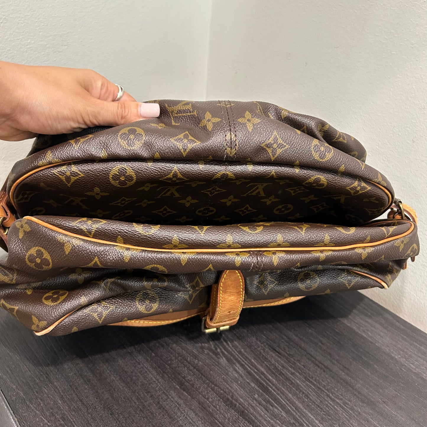 #253 LOUIS VUITTON Saumur 35 Crossbody