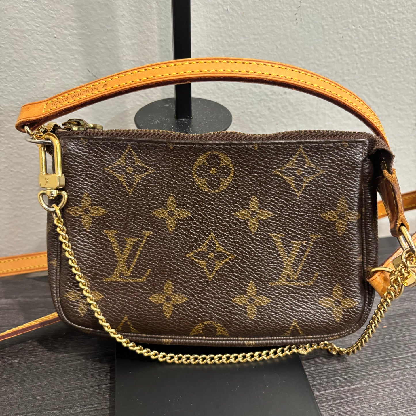 1125 LOUIS VUITTON Mini Pochette