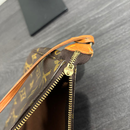 1124 LOUIS VUITTON Pochette