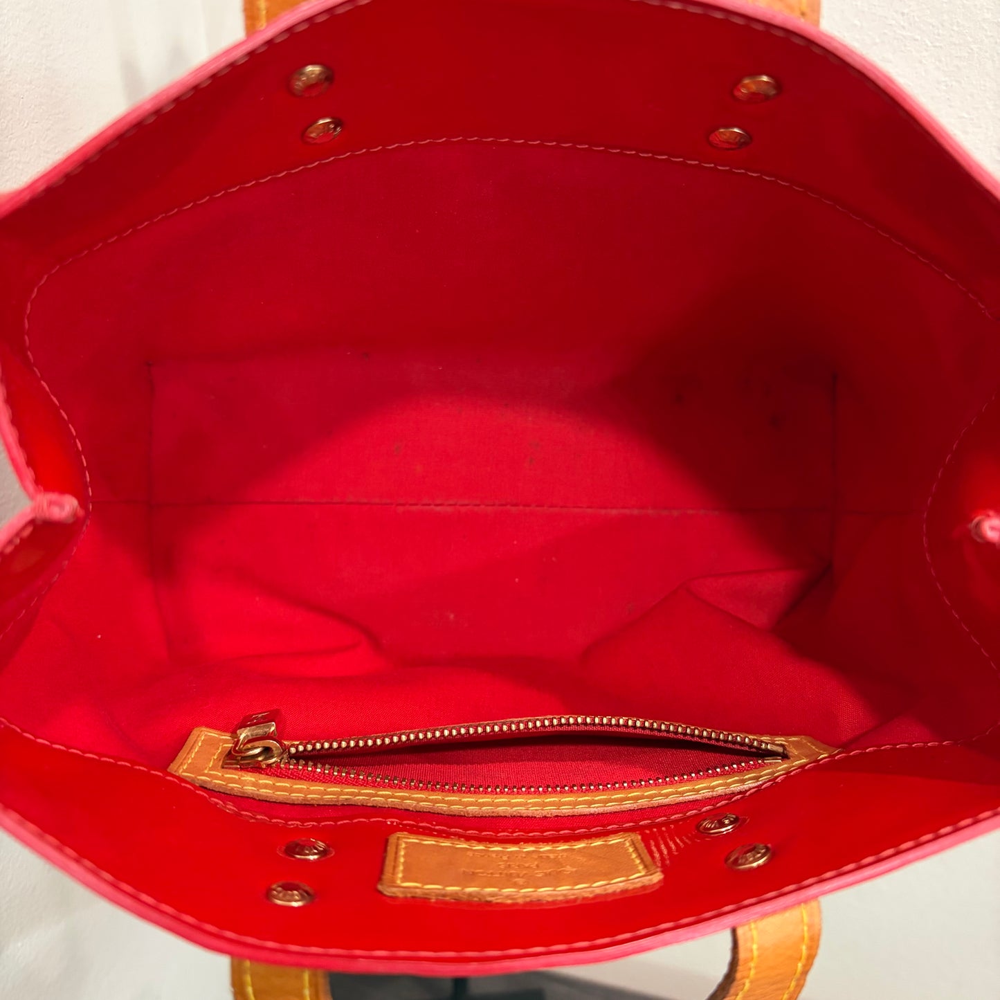 #9104 LOUIS VUITTON Red Vernis Reade PM