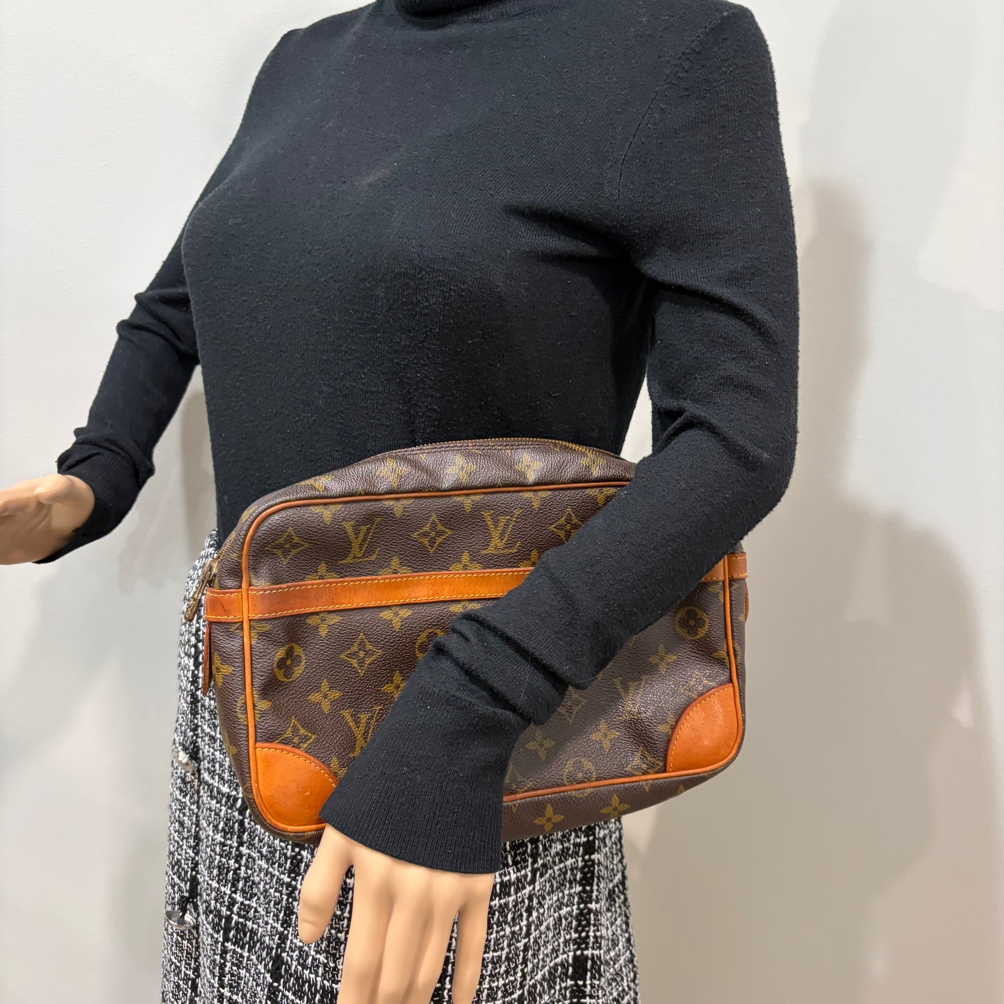 BF-06 LOUIS VUITTON Clutch