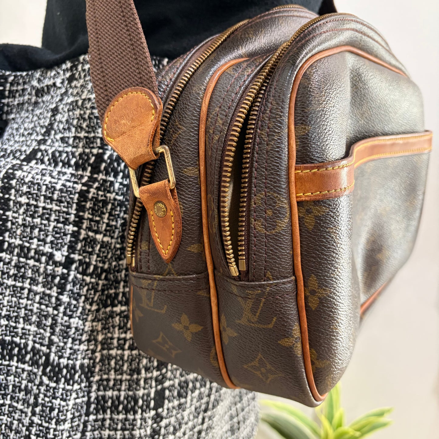 #8255 LOUIS VUITTON Reporter PM (Cig Odor)