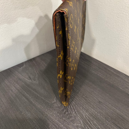 1072 LOUIS VUITTON Clutch
