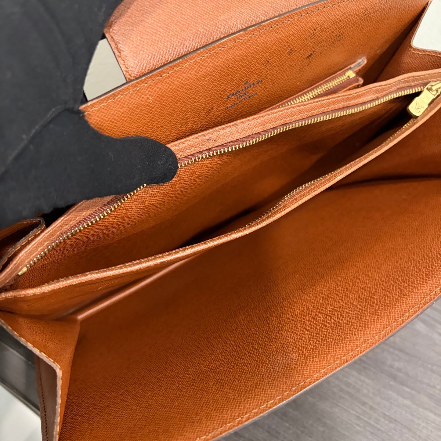 BF-05 LOUIS VUITTON Monogram Courcelles Clutch