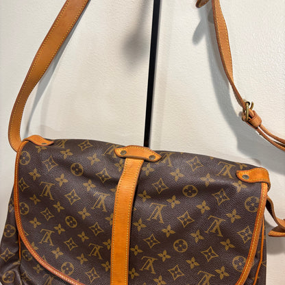 #107 LOUIS VUITTON Saumur 35 Messenger