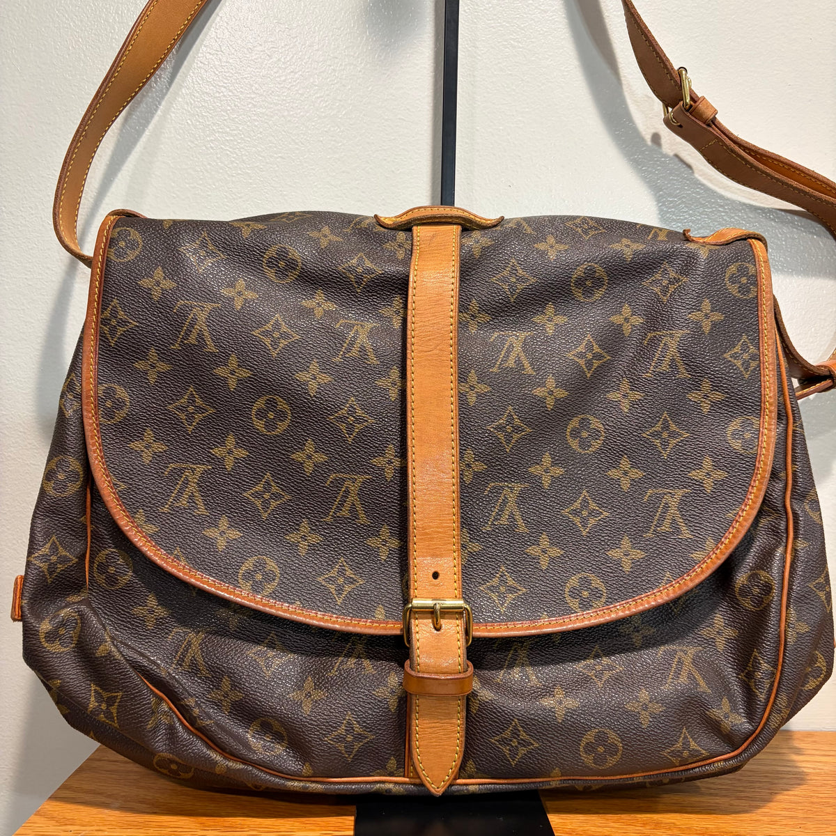 #107 LOUIS VUITTON Saumur 35 Messenger