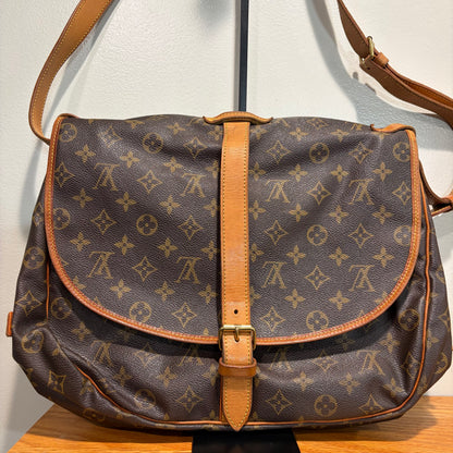 #107 LOUIS VUITTON Saumur 35 Messenger