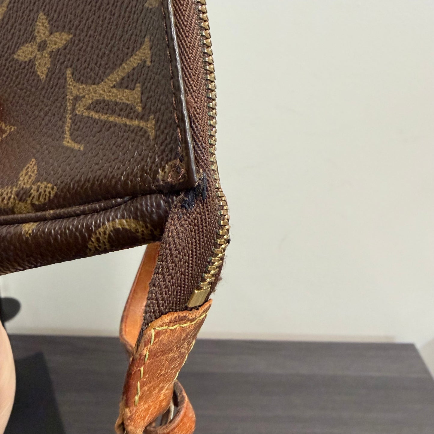 8912 LOUIS VUITTON Monogram Pochette