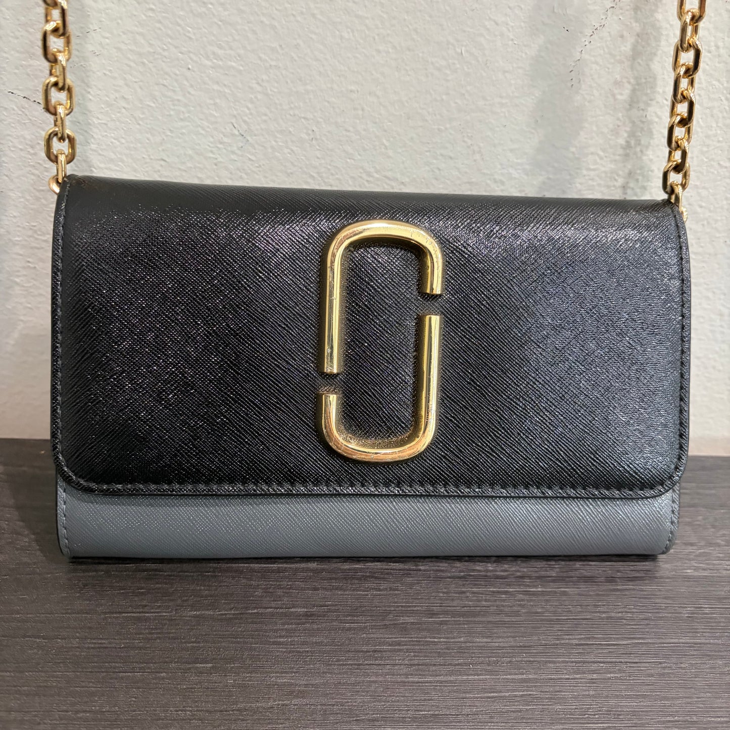 1215-06 MARC JACOBS Leather Snapshot Crossbody Wallet