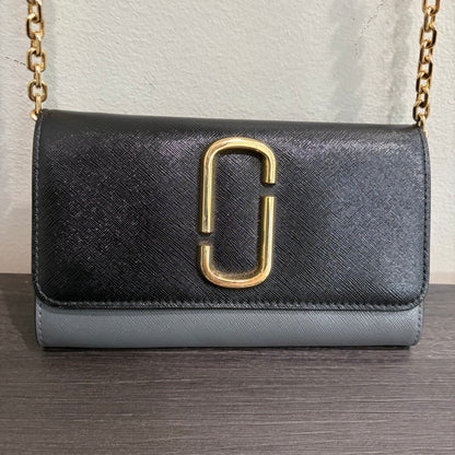 1215-06 MARC JACOBS Leather Snapshot Crossbody Wallet