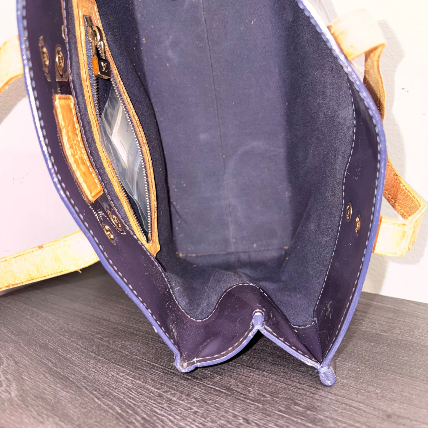 #8201 LOUIS VUITTON Purple Vernis Reade PM