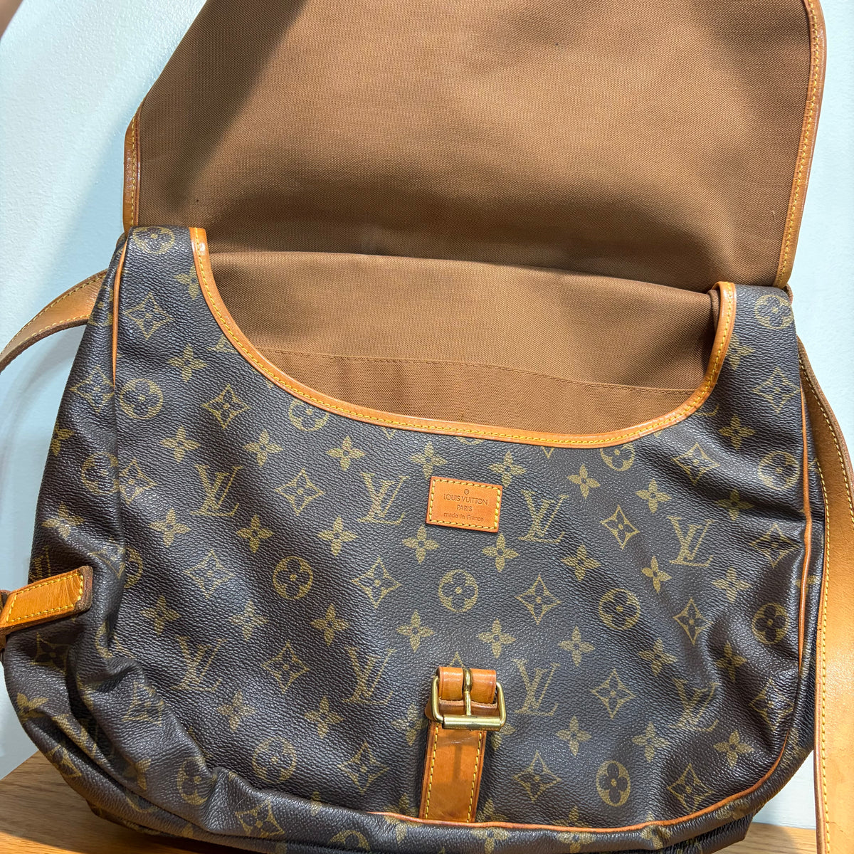 #107 LOUIS VUITTON Saumur 35 Messenger