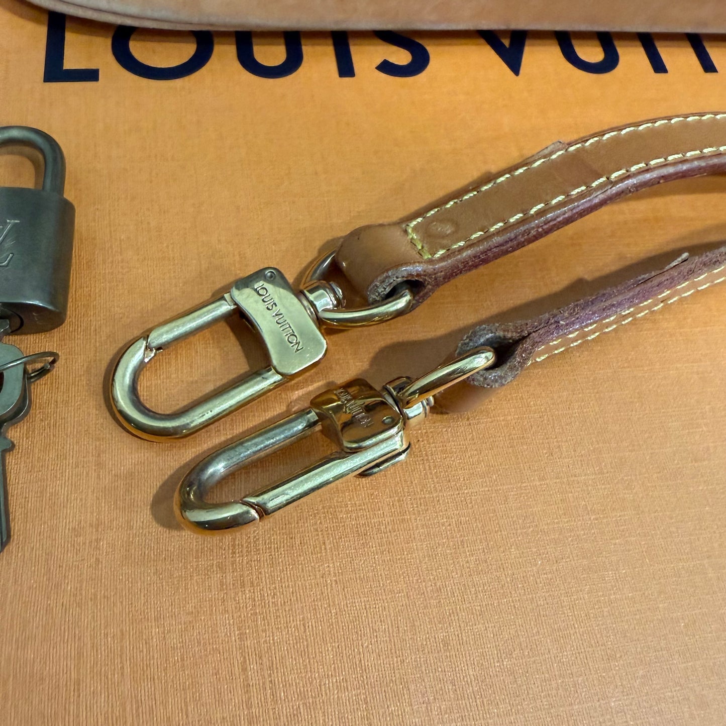 #8250 LOUIS VUITTON Alma PM