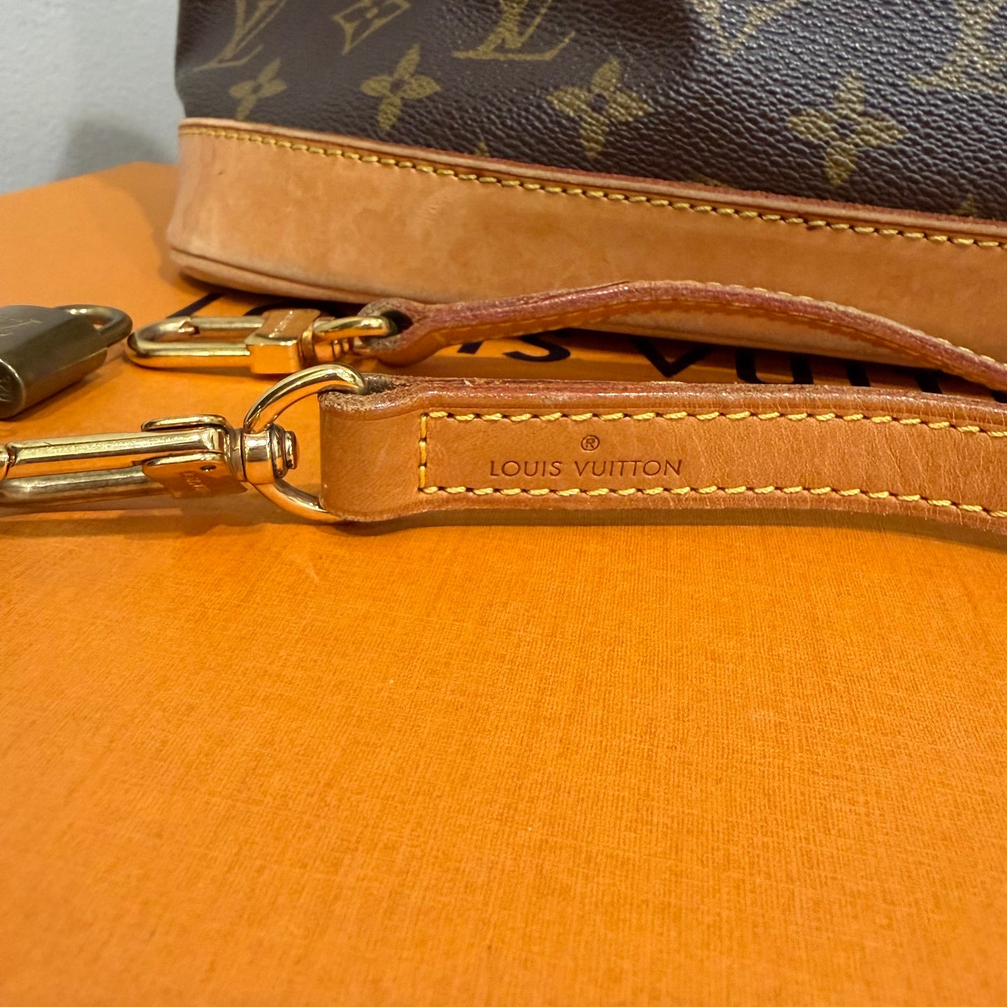 #8250 LOUIS VUITTON Alma PM