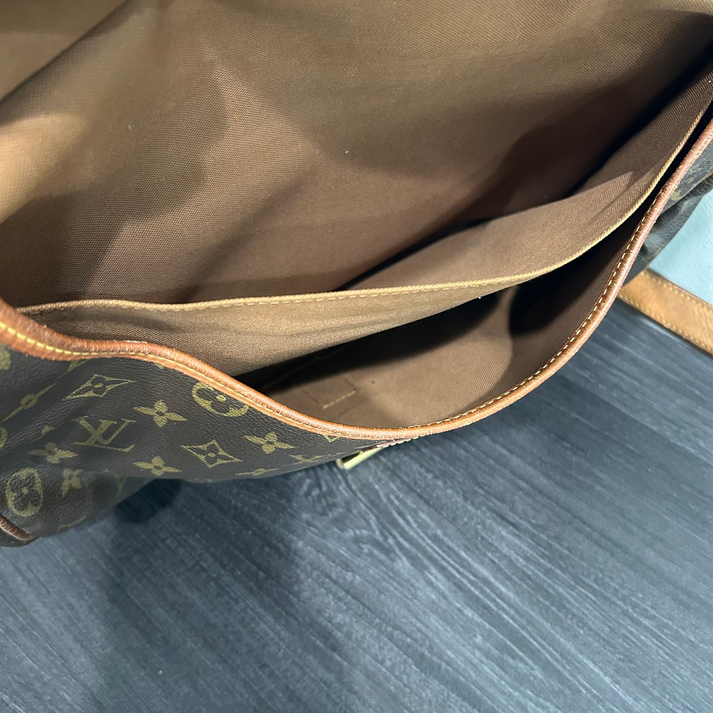 #412 LOUIS VUITTON Samur 35