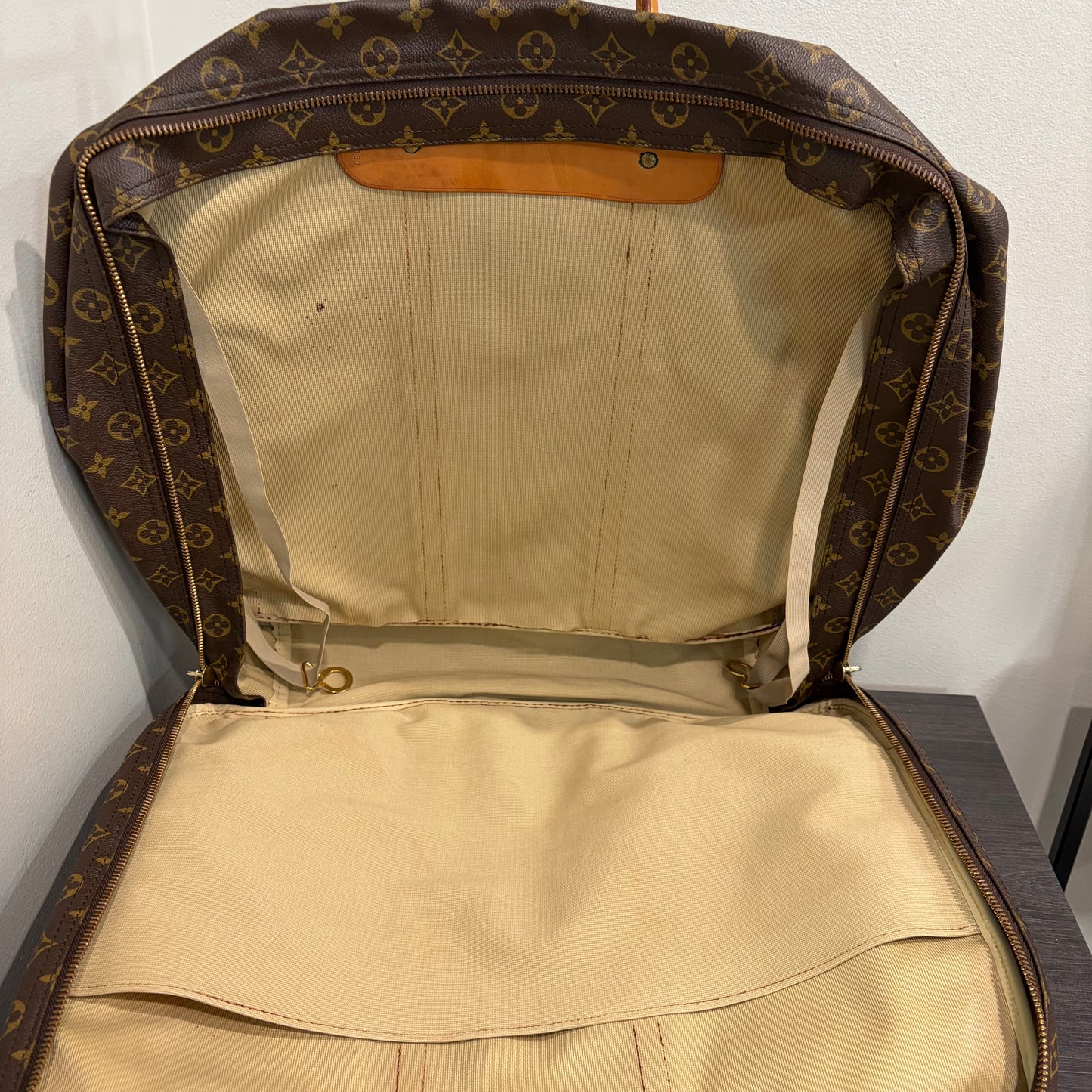 8863 LOUIS VUITTON Sirius 50 Luggage