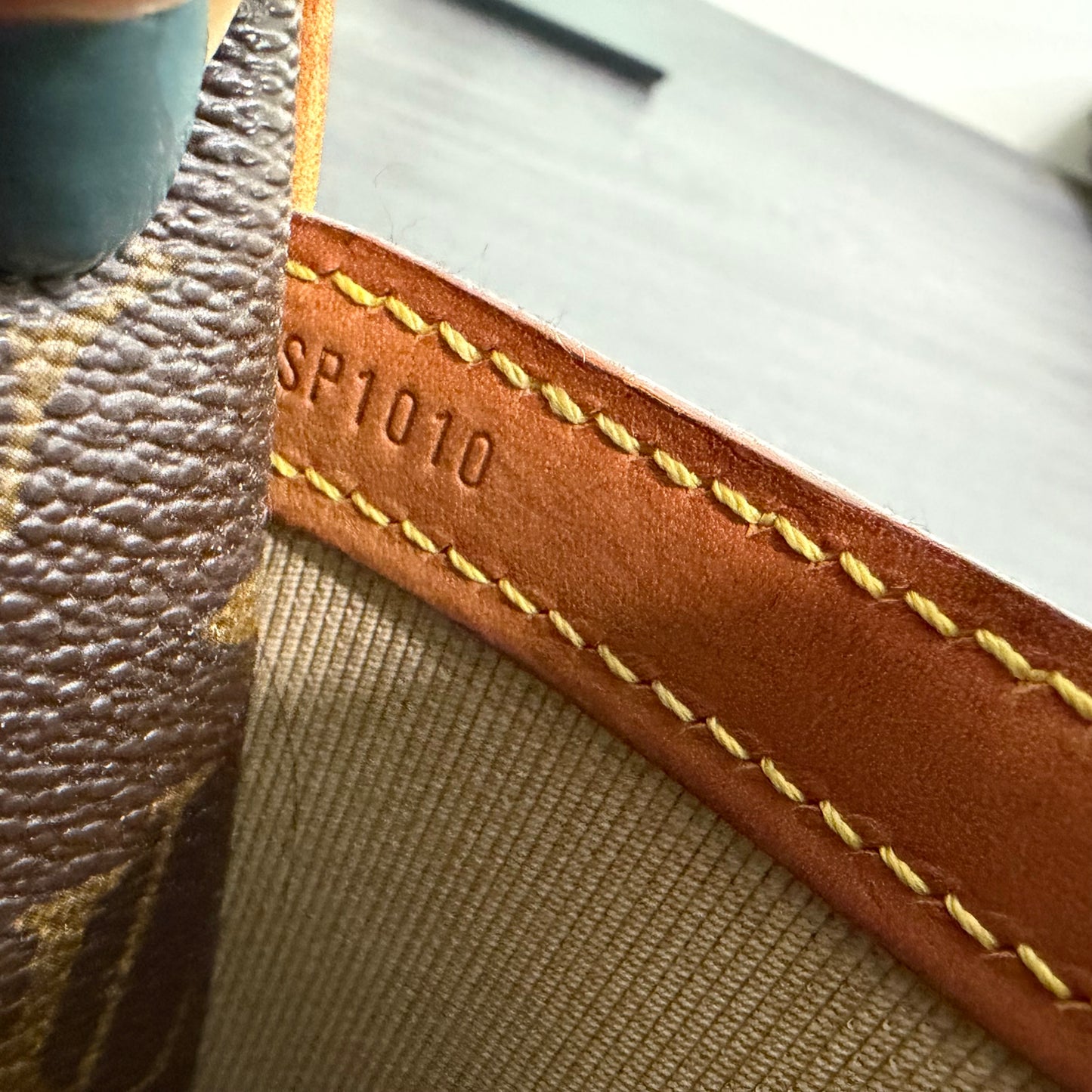 #8255 LOUIS VUITTON Reporter PM (Cig Odor)