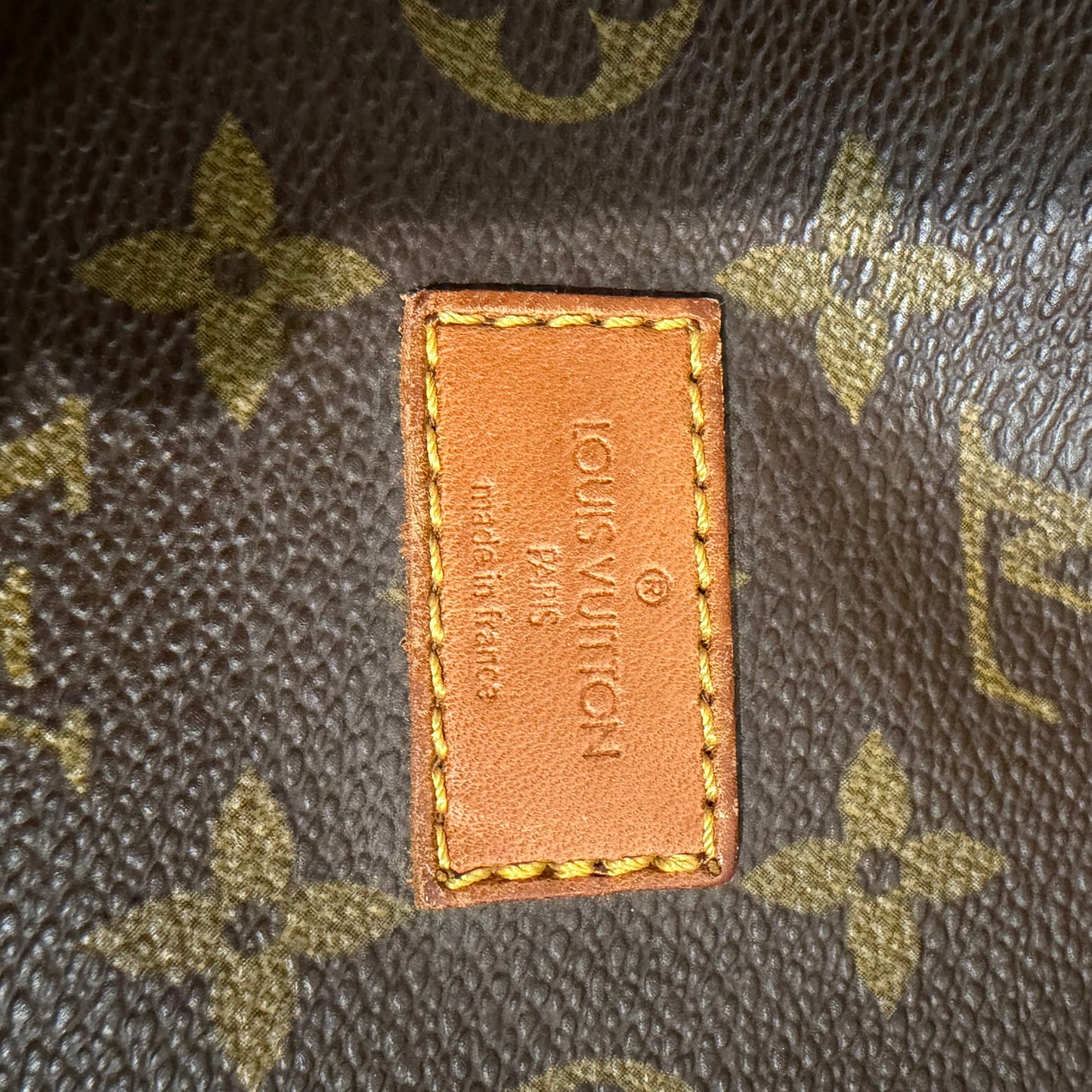 #8267 LOUIS VUITTON Saumur 43