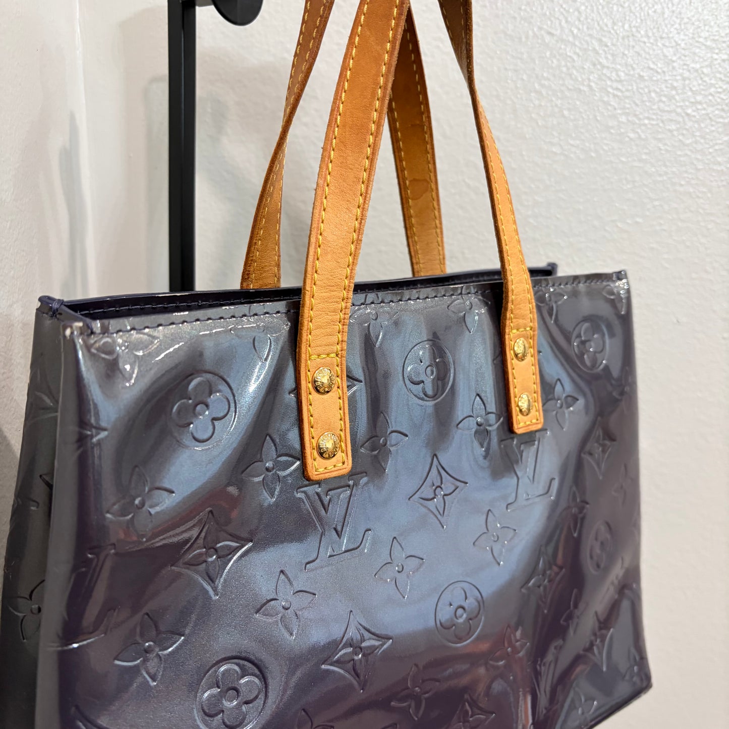 #8251 LOUIS VUITTON Purple Vernis Reade PM