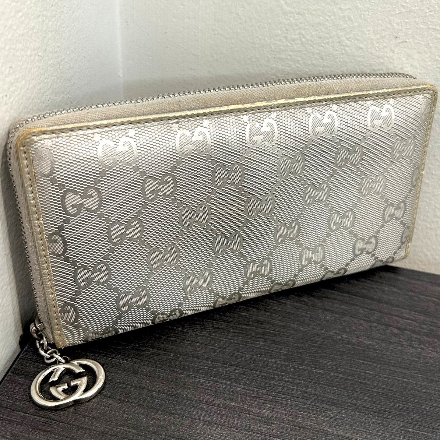 #207 GUCCI  Zip Wallet