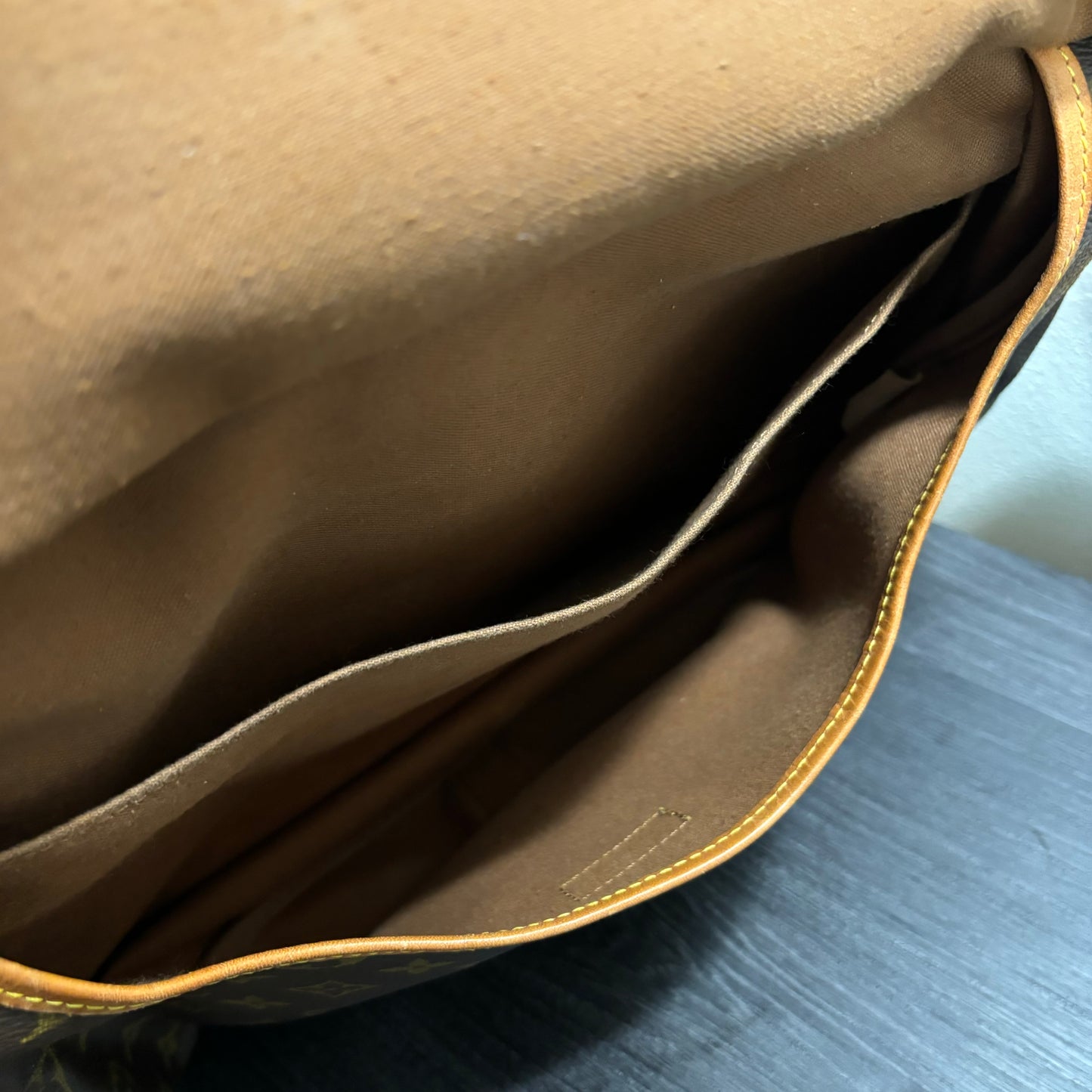 #245 LOUIS VUITTON Saumur 35 Crossbody