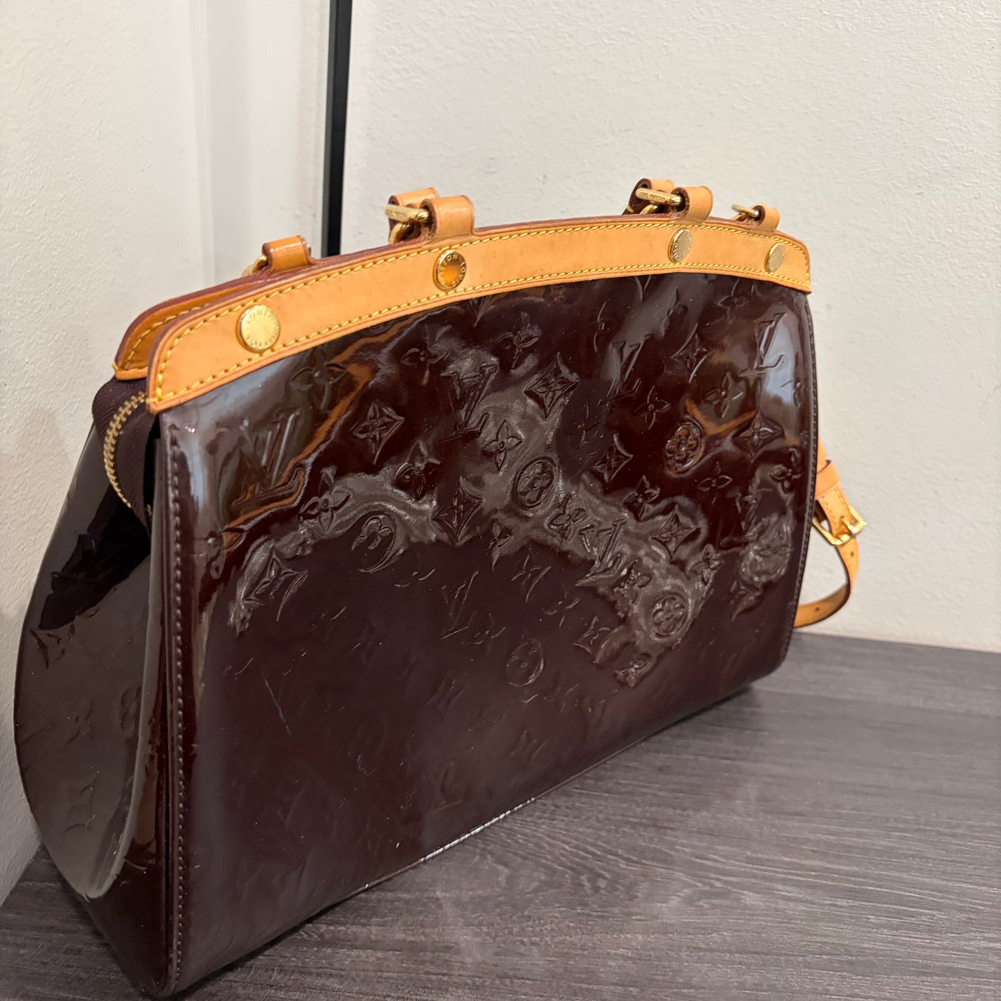 #8241 LOUIS VUITTON Amarante  Vernis Brea MM