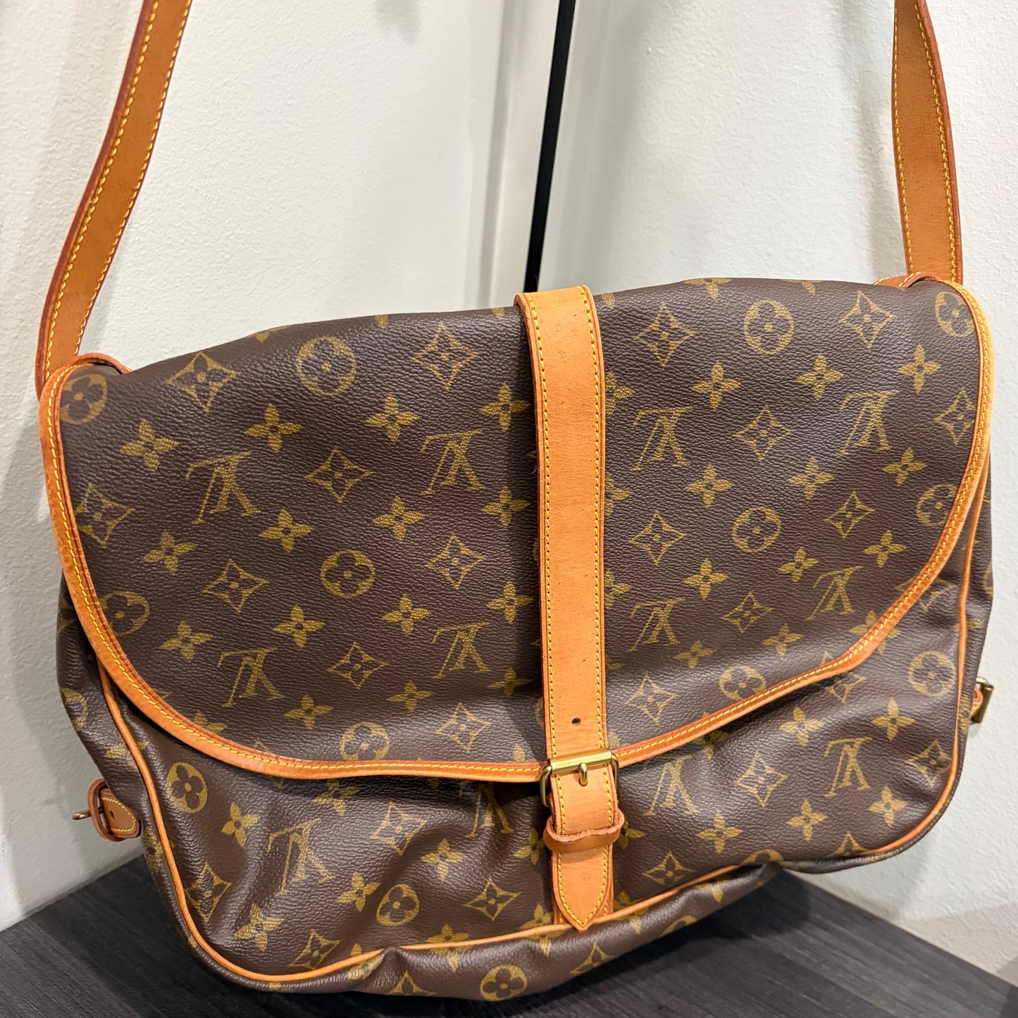 #8260 LOUIS VUITTON Saumur 35 Crossbody