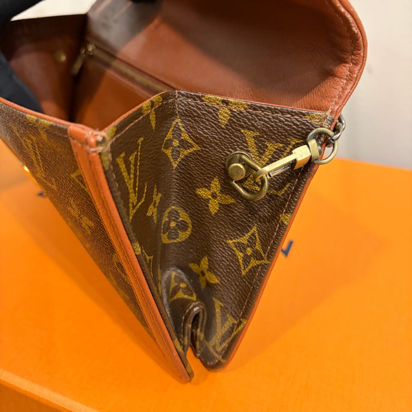 #8242 LOUIS VUITTON Monogram Dame 26 with Removable Chain