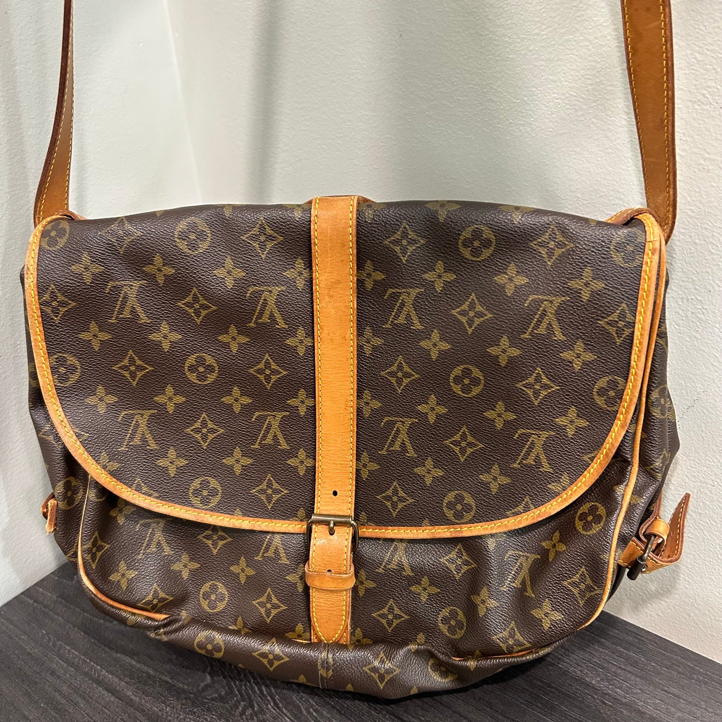 #253 LOUIS VUITTON Saumur 35 Crossbody