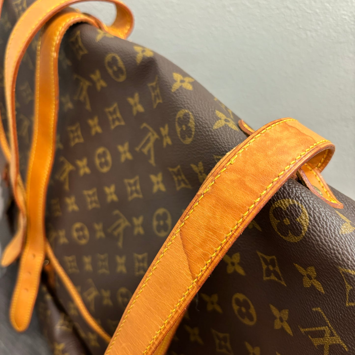 #320 LOUIS VUITTON Saumur 43