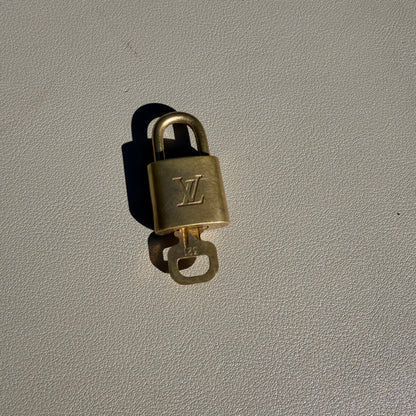 #1101-10 LOUIS VUITTON Lock & Key No. 321