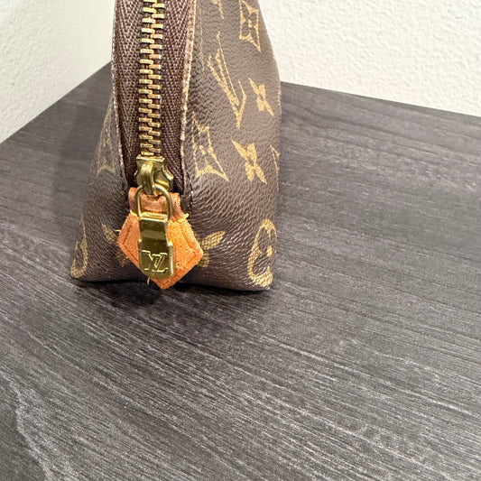 8909 LOUIS VUITTON Monogram Cosmetic Pouch