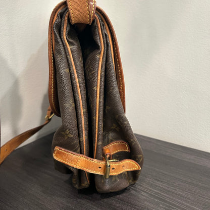 #412 LOUIS VUITTON Samur 35
