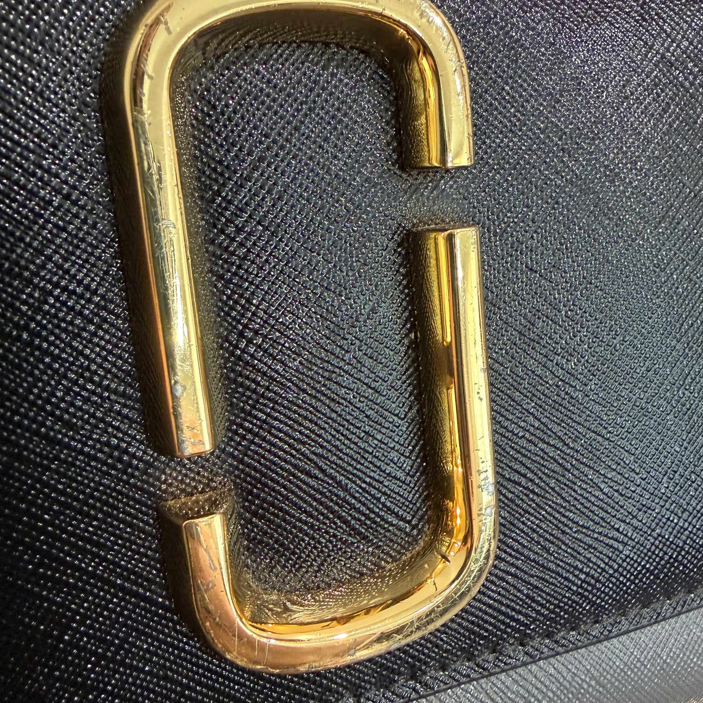 1215-06 MARC JACOBS Leather Snapshot Crossbody Wallet