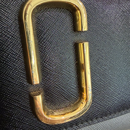 1215-06 MARC JACOBS Leather Snapshot Crossbody Wallet