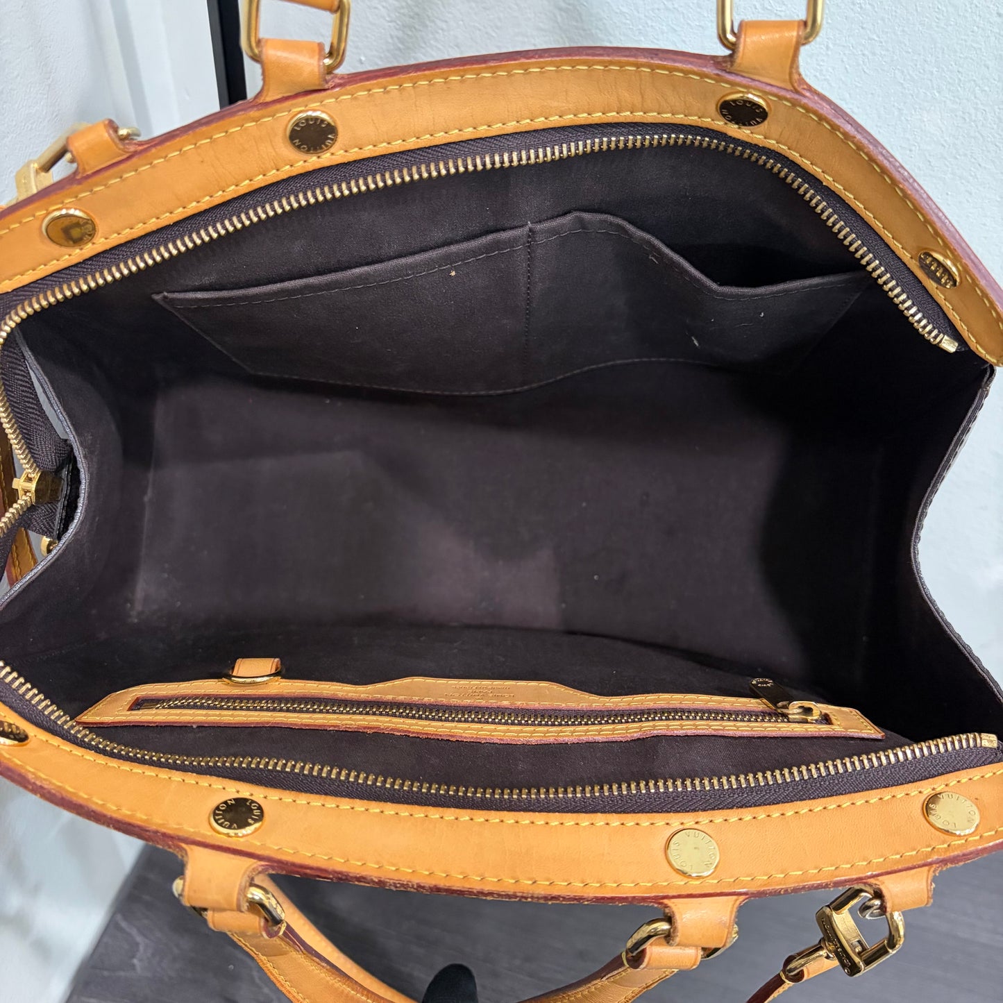 #8241 LOUIS VUITTON Amarante  Vernis Brea MM