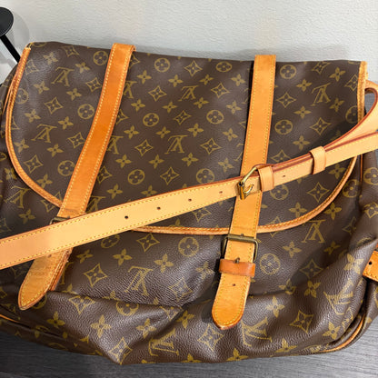 #8267 LOUIS VUITTON Saumur 43