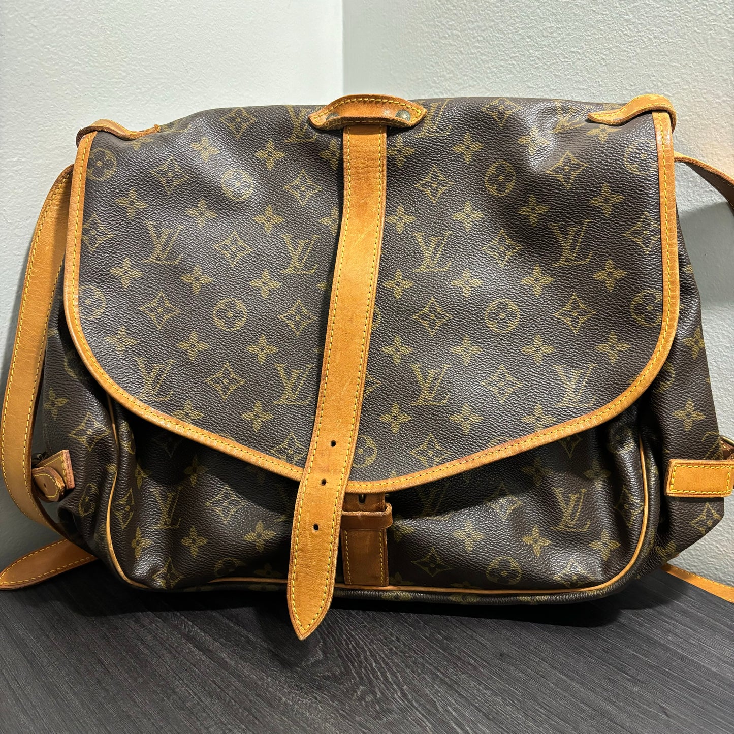 #245 LOUIS VUITTON Saumur 35 Crossbody
