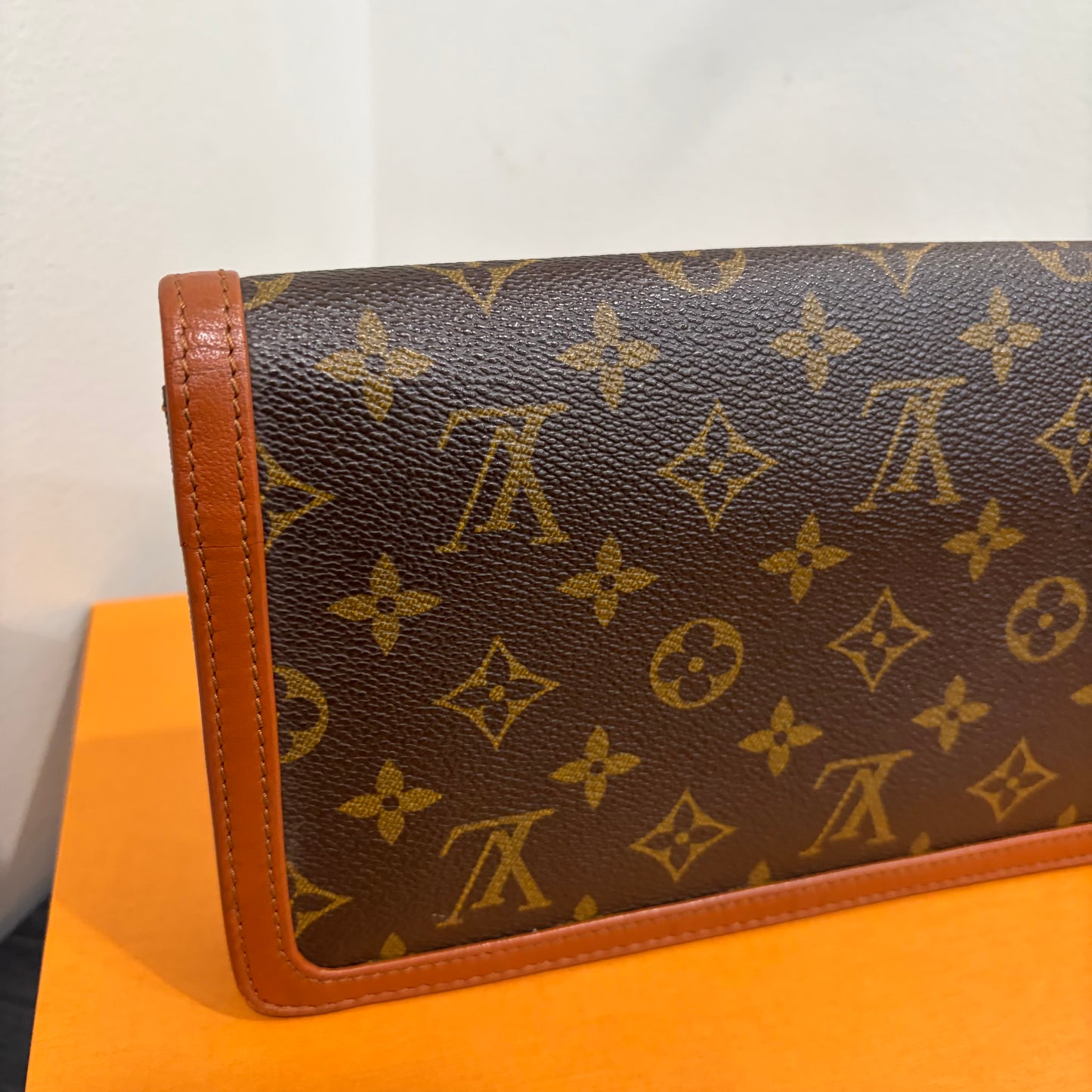 #8243 LOUIS VUITTON Monogram Dame 26 with Removable Chain