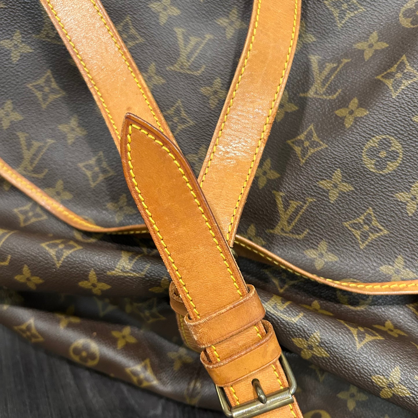 #253 LOUIS VUITTON Saumur 35 Crossbody