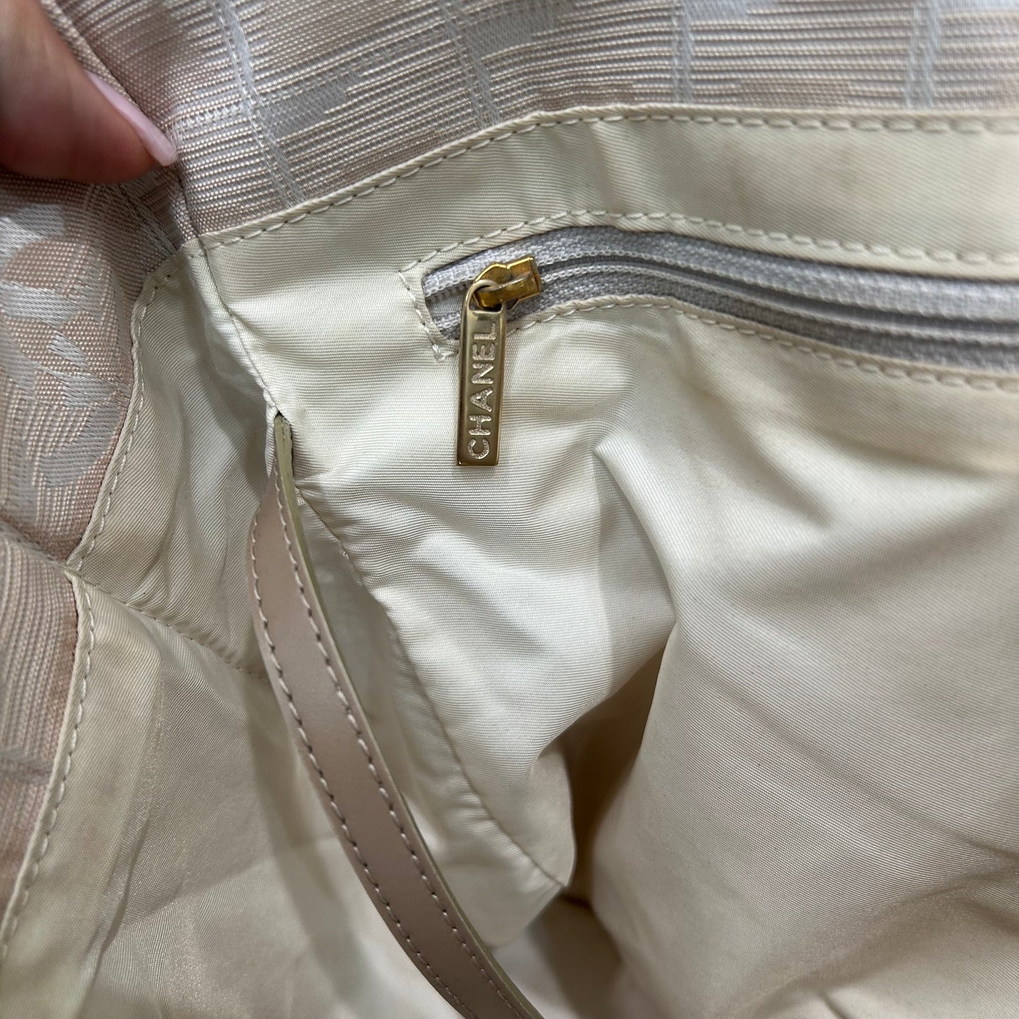1012 CHANEL Travel Ligne Tote Neutral