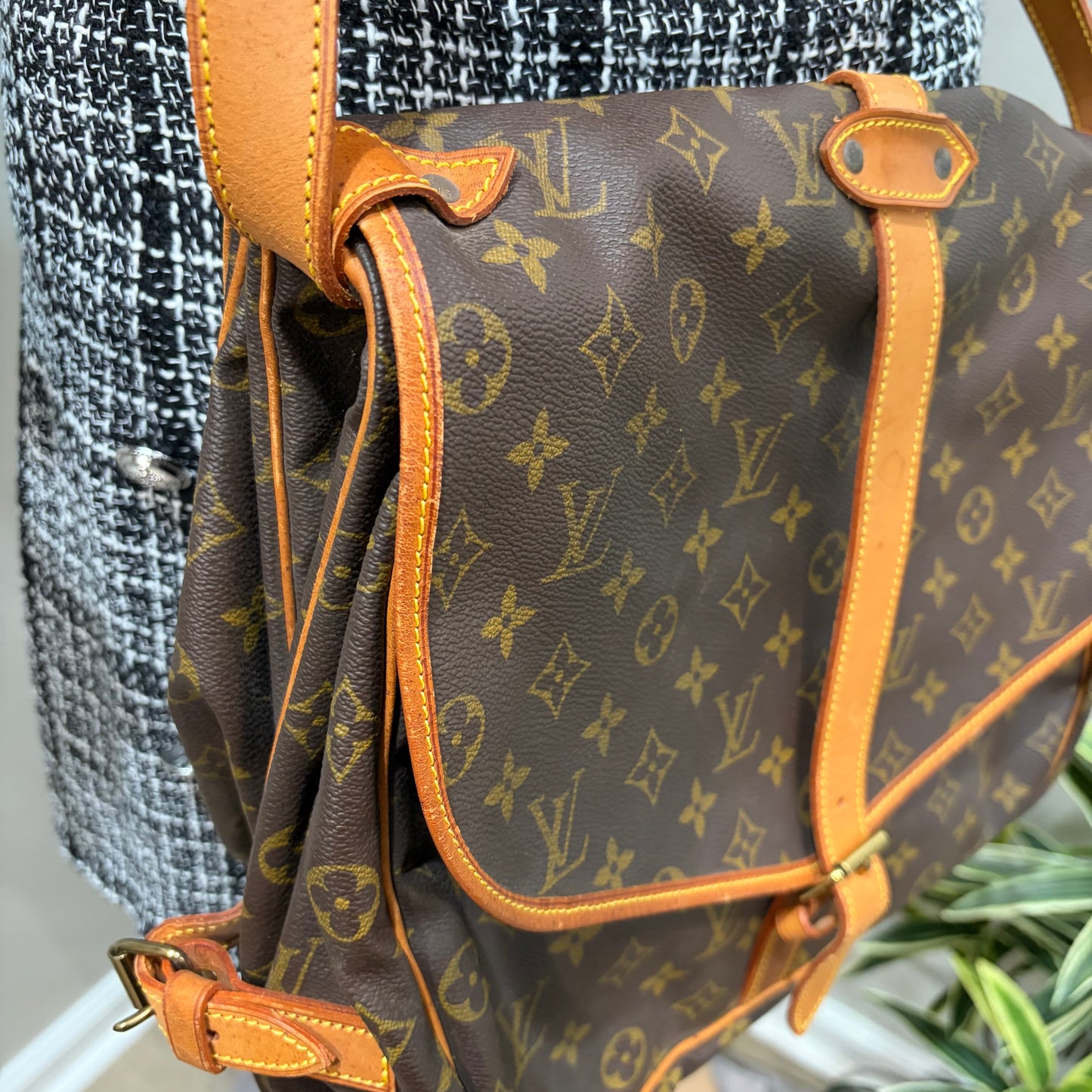 #8260 LOUIS VUITTON Saumur 35 Crossbody