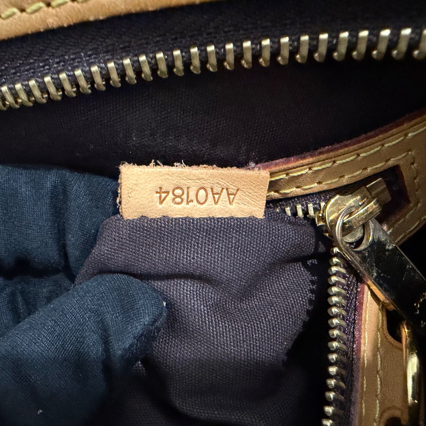 #8241 LOUIS VUITTON Amarante  Vernis Brea MM