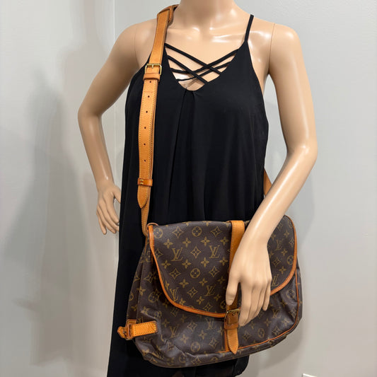 #107 LOUIS VUITTON Saumur 35 Messenger