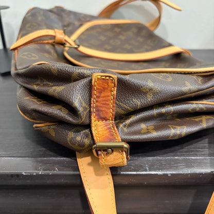 #8213 LOUIS VUITTON Monogram Saumur 35 Crossbody