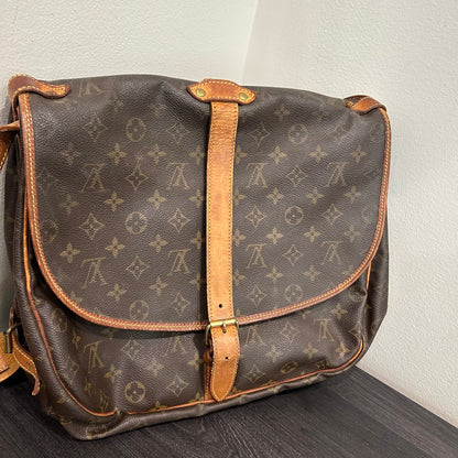 #412 LOUIS VUITTON Samur 35