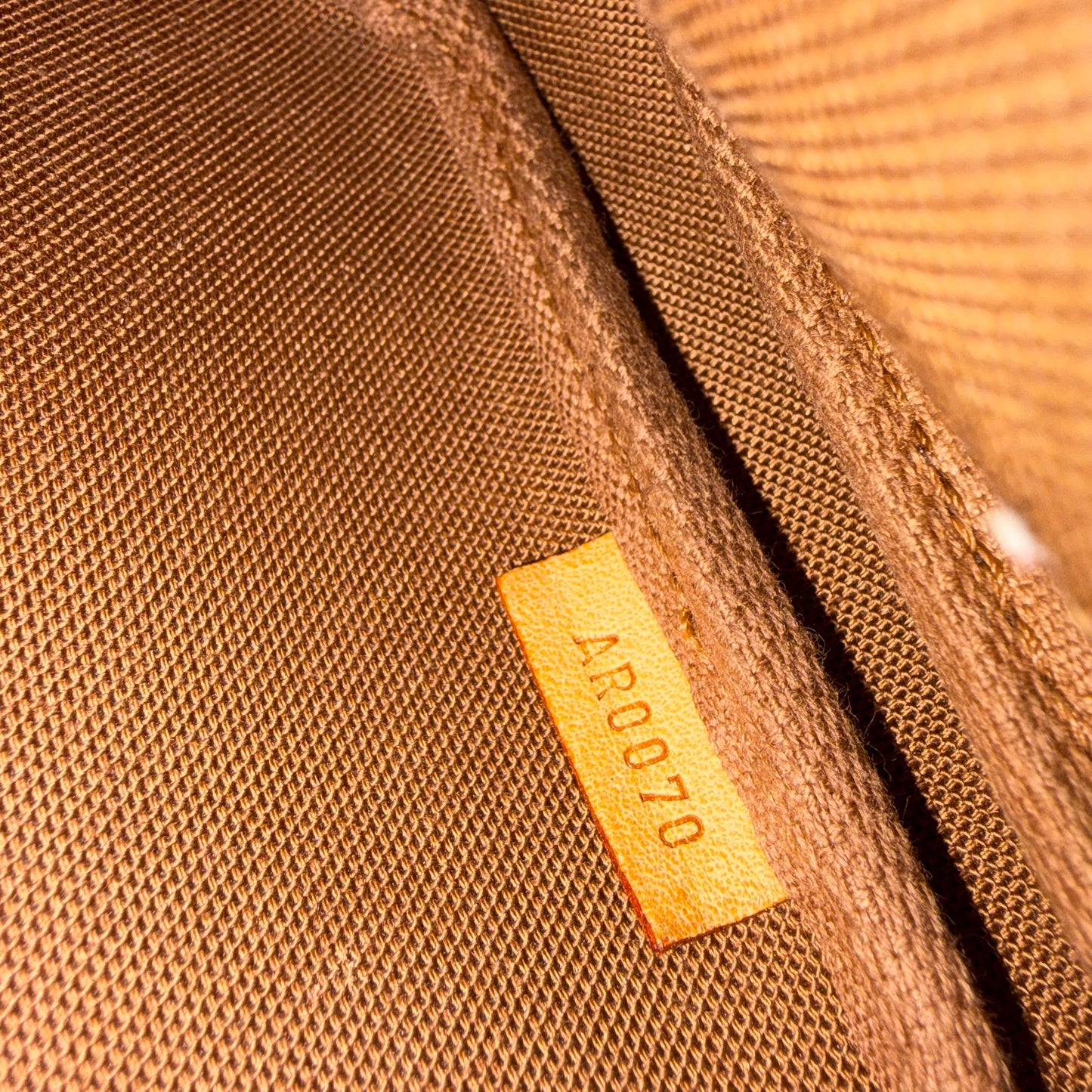 8817 LOUIS VUITTON Monogram Pochette