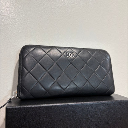#3218 CHANEL Black Quilted Zip Wallet