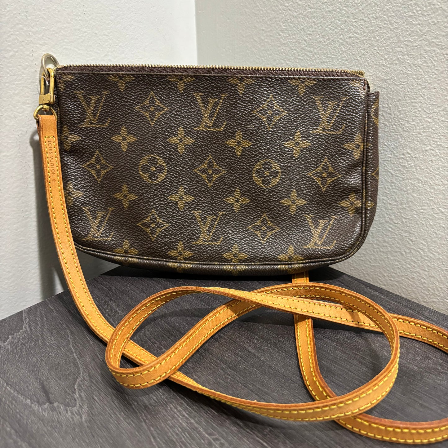 #236 LOUIS VUITTON Pochette