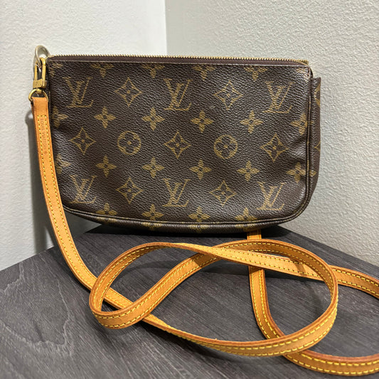#236 LOUIS VUITTON Pochette